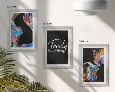 Juego de 3 cuadros decorativos con retratos de personas, diseños coloridos y una inscripción sobre la familia