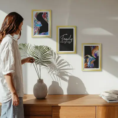Juego de 3 cuadros decorativos con retratos de personas, diseños coloridos y una inscripción sobre la familia
