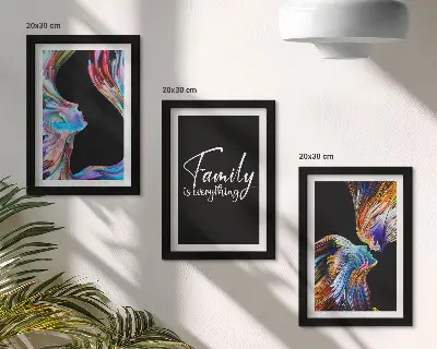 Juego de 3 cuadros decorativos con retratos de personas, diseños coloridos y una inscripción sobre la familia