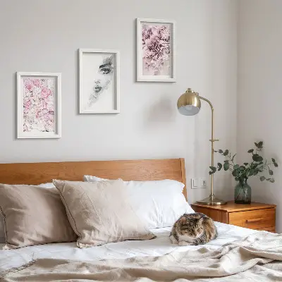 Juego de 3 cuadros decorativos delicadas peonías con retrato de mujer en blanco y negro