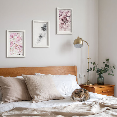 Juego de 3 cuadros decorativos Delicadas peonías, retrato en blanco y negro de una mujer