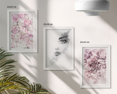 Juego de 3 cuadros decorativos Delicadas peonías, retrato en blanco y negro de una mujer