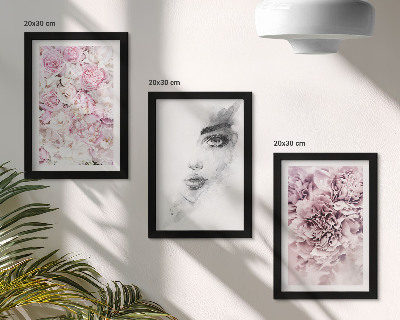 Juego de 3 cuadros decorativos Delicadas peonías, retrato en blanco y negro de una mujer
