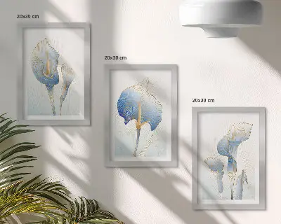 Tríptico enmarcado con delicadas flores azules sobre fondo claro