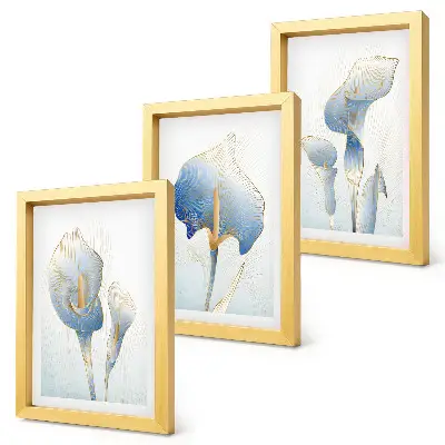 Tríptico enmarcado con delicadas flores azules sobre fondo claro