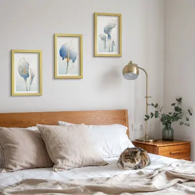 Tríptico enmarcado con delicadas flores azules sobre fondo claro