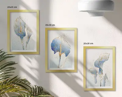 Tríptico enmarcado con delicadas flores azules sobre fondo claro