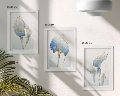 Tríptico enmarcado con delicadas flores azules sobre fondo claro