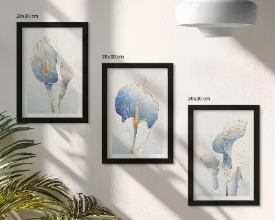Tríptico enmarcado con delicadas flores azules sobre fondo claro