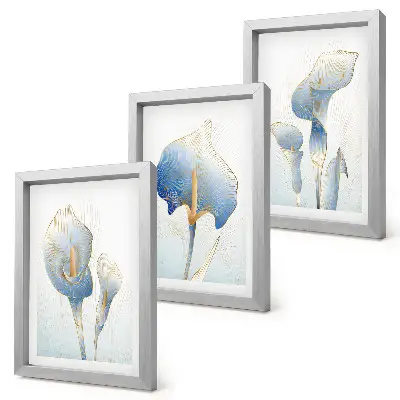 Tríptico enmarcado con delicadas flores azules sobre fondo claro