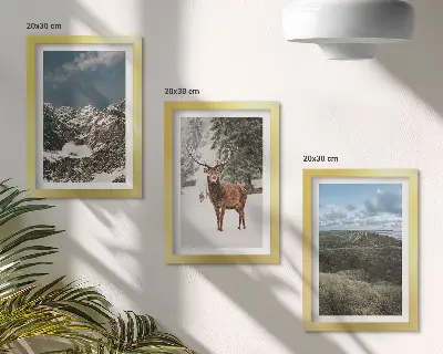 Tríptico enmarcado paisaje de montañas nevadas con ciervos en el bosque