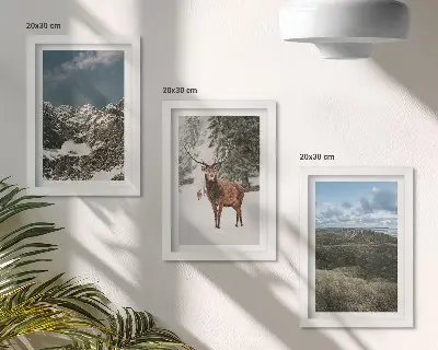 Tríptico enmarcado paisaje de montañas nevadas con ciervos en el bosque