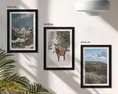 Tríptico enmarcado paisaje de montañas nevadas con ciervos en el bosque