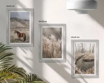 Juego de 3 cuadros decorativos con caballos en un paisaje de prados y arroyo invernal