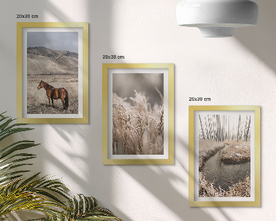 Juego de 3 cuadros decorativos Caballos en un paisaje de prados y un arroyo invernal.