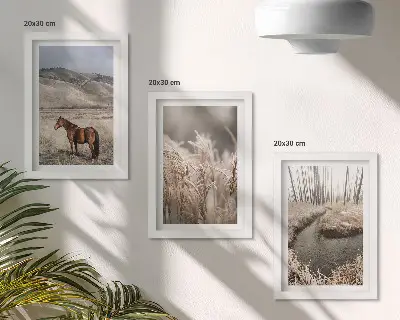 Juego de 3 cuadros decorativos con caballos en un paisaje de prados y arroyo invernal