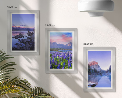 Tríptico enmarcado Paisajes de montaña con agua, cielo y un campo de flores.