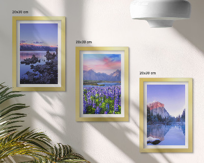 Tríptico enmarcado Paisajes de montaña con agua, cielo y un campo de flores.