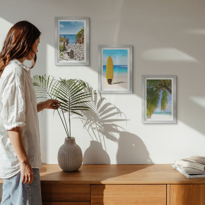 Juego de 3 cuadros decorativos Vistas vacacionales de la playa, las olas y las palmeras en el trópico.
