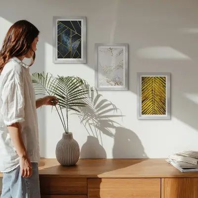 Tríptico enmarcado con diseños geométricos modernos y motivos vegetales naturales
