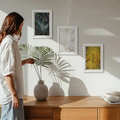 Tríptico enmarcado con diseños geométricos modernos y motivos vegetales naturales