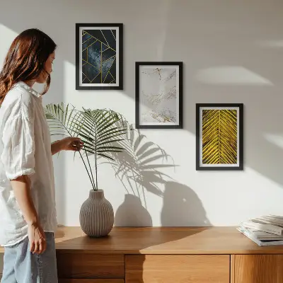 Tríptico enmarcado con diseños geométricos modernos y motivos vegetales naturales
