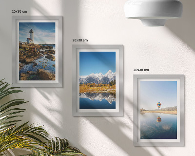 Tríptico enmarcado Vistas de la naturaleza con un faro, montañas, lago y globo aerostático.