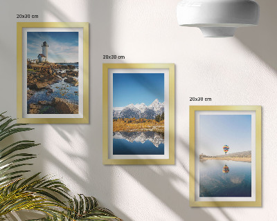 Tríptico enmarcado Vistas de la naturaleza con un faro, montañas, lago y globo aerostático.