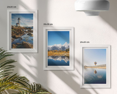 Tríptico enmarcado Vistas de la naturaleza con un faro, montañas, lago y globo aerostático.