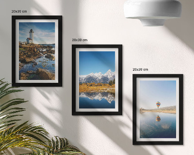 Tríptico enmarcado Vistas de la naturaleza con un faro, montañas, lago y globo aerostático.
