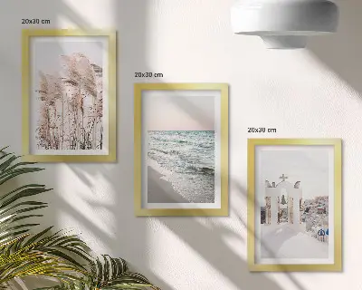 Tríptico enmarcado plantas costeras con olas del mar y casas blancas con vista al océano