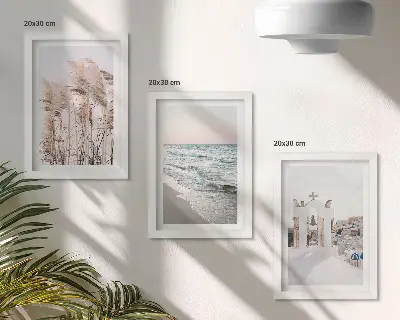 Tríptico enmarcado plantas costeras con olas del mar y casas blancas con vista al océano
