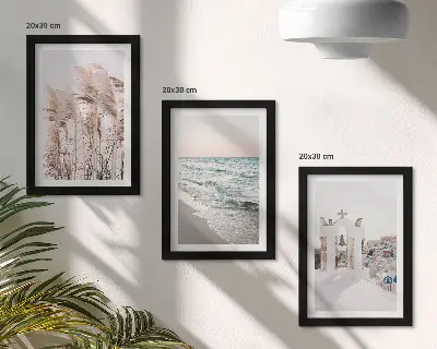 Tríptico enmarcado plantas costeras con olas del mar y casas blancas con vista al océano