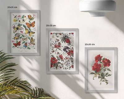 Tríptico enmarcado Mariposas, flores y rosas rojas en un estilo clásico.
