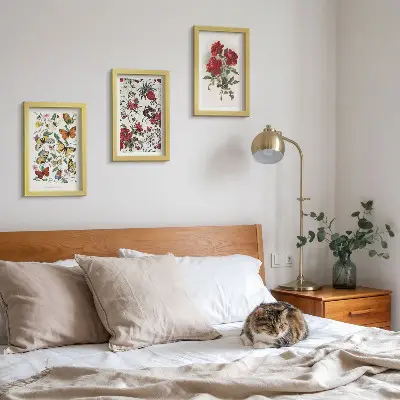 Tríptico enmarcado con diseño de mariposas, flores y rosas rojas en estilo clásico