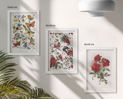 Tríptico enmarcado Mariposas, flores y rosas rojas en un estilo clásico.