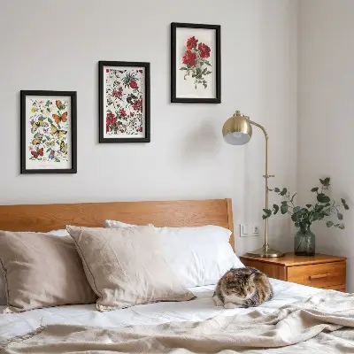 Tríptico enmarcado con diseño de mariposas, flores y rosas rojas en estilo clásico