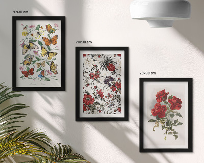 Tríptico enmarcado Mariposas, flores y rosas rojas en un estilo clásico.