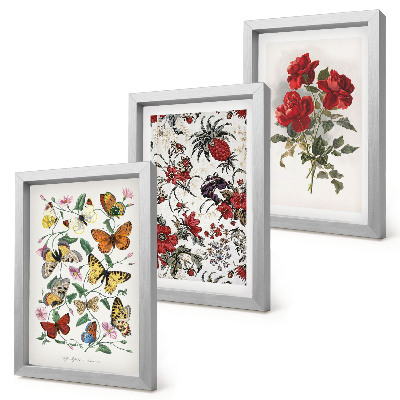 Tríptico enmarcado Mariposas, flores y rosas rojas en un estilo clásico.