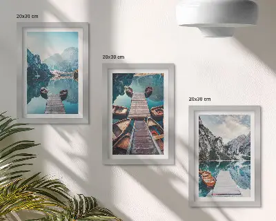 Juego de 3 cuadros decorativos lago tranquilo con muelles de madera y barcos