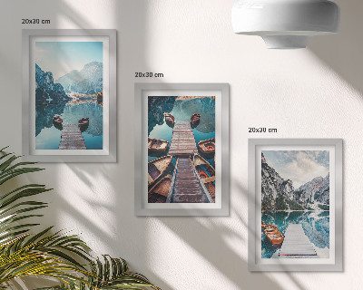 Juego de 3 cuadros decorativos Un lago tranquilo con muelles de madera y barcos.