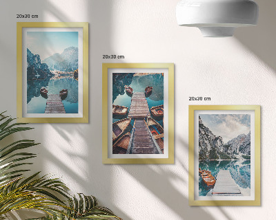 Juego de 3 cuadros decorativos Un lago tranquilo con muelles de madera y barcos.