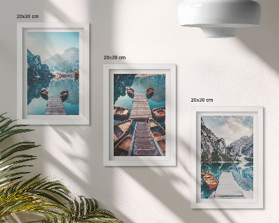 Juego de 3 cuadros decorativos Un lago tranquilo con muelles de madera y barcos.