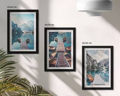 Juego de 3 cuadros decorativos Un lago tranquilo con muelles de madera y barcos.