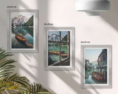 Tríptico enmarcado Vista de un lago de montaña con barcos y una casa junto al agua.