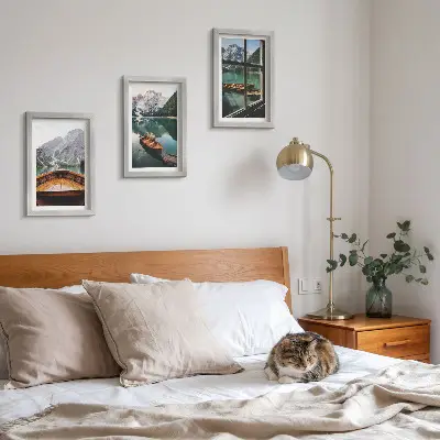 Juego de 3 cuadros decorativos con vista de un lago de montaña con barcos y una ventana al fondo