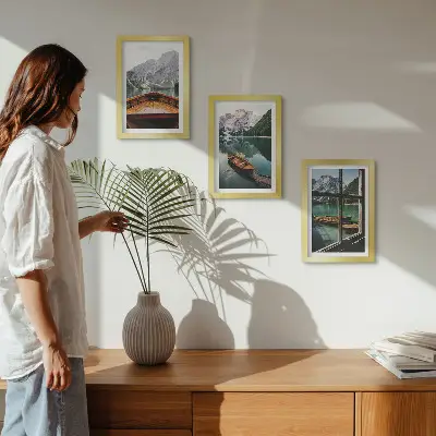 Juego de 3 cuadros decorativos con vista de un lago de montaña con barcos y una ventana al fondo