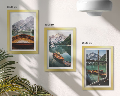 Juego de 3 cuadros decorativos Vista de un lago de montaña con barcos y una ventana al fondo.