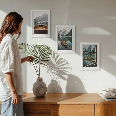 Juego de 3 cuadros decorativos con vista de un lago de montaña con barcos y una ventana al fondo