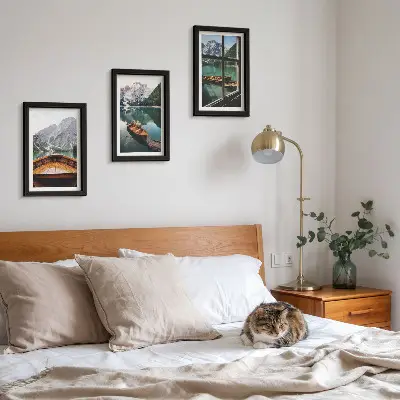 Juego de 3 cuadros decorativos con vista de un lago de montaña con barcos y una ventana al fondo